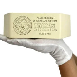 Sculpture PEACE FINGERS By SHEPARD FAIREY Alias OBEY -Artistes Promos Magasin Obey Peace finger 02